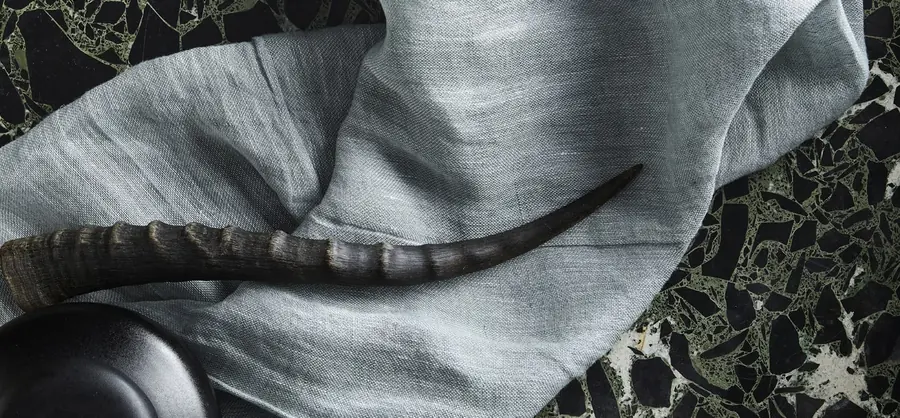Grijs linnen in plooien. Stoffen van Mar-Ron.