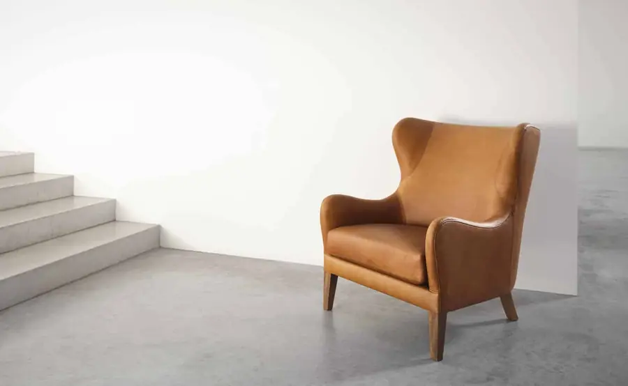Beklede oorfauteuil. Meubelen van Marie's Corner.