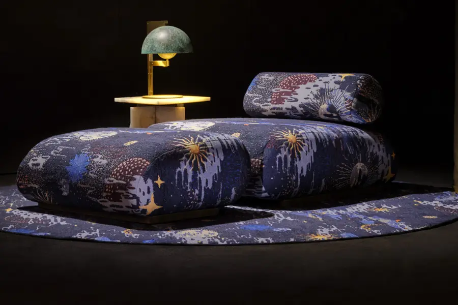 Donkere kamer met bedrukte daybed. Stoffen van Métaphores.