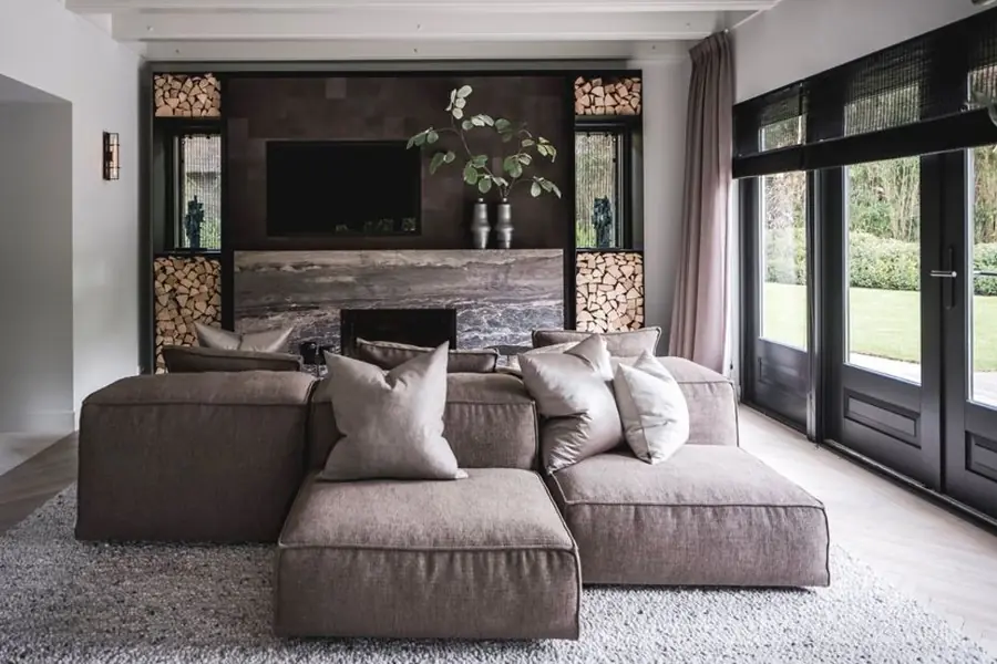 Woonkamer met bamboe vouwgordijnen en beige gordijnen. Zonwering van Nature Deco.