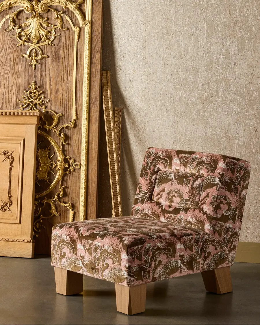 Gebloemde velours fauteuil bij vergulde lijsten. Stoffen van Nobilis.