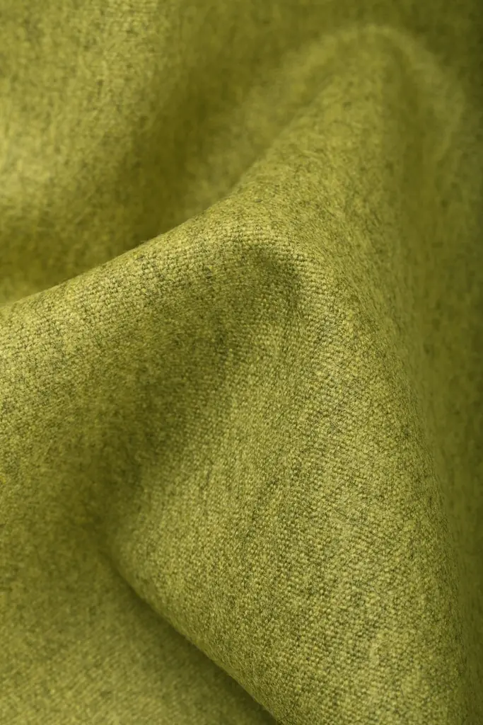 Groene wolstof in plooien. Stoffen van Nya Nordiska.
