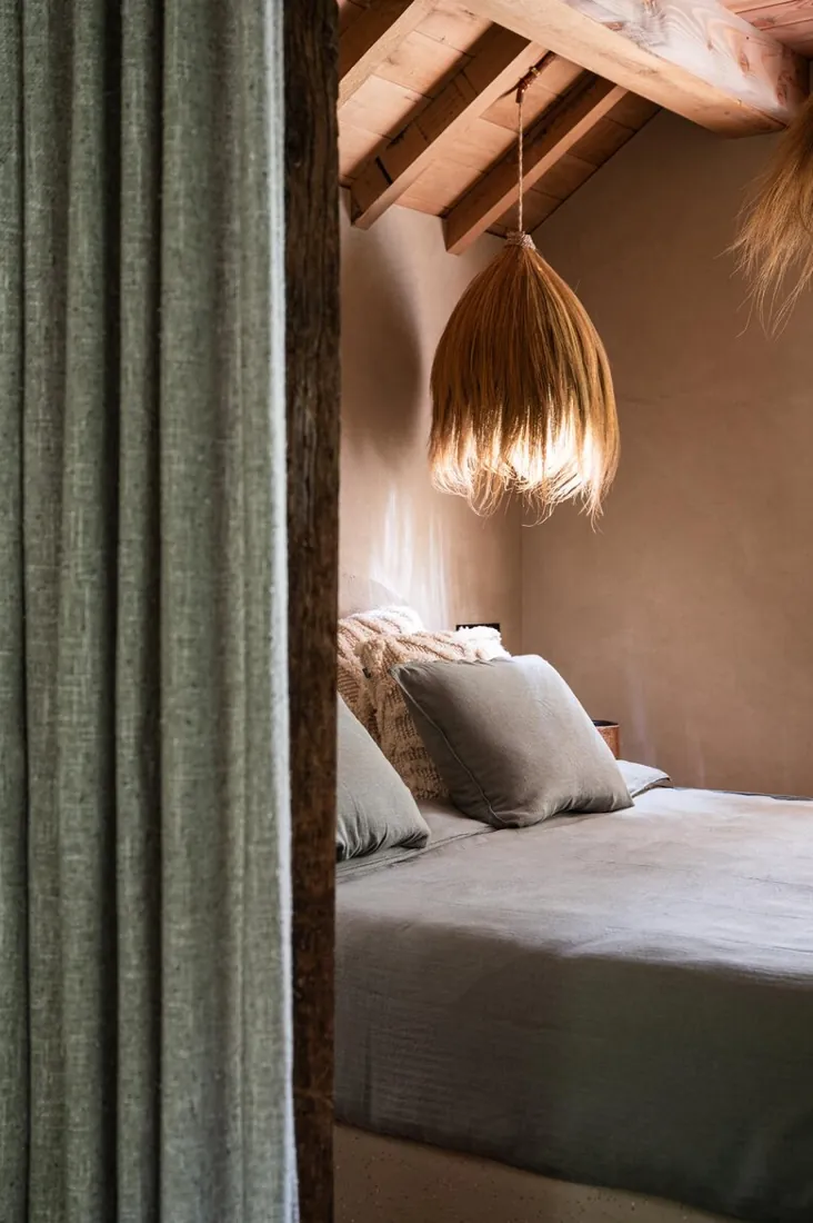 Slaapkamer met een groen linnen gordijn. Stoffen van Ode.