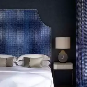 Blauwe slaapkamer met beklede hoofdplank. Stoffen van Osborne & Little.