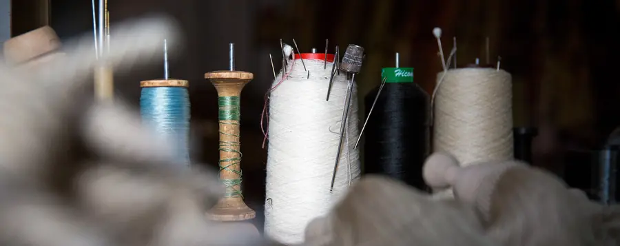 Klossen en garens in het atelier. Passementerie van Passementerie de l'Île-de-France.