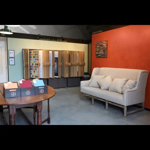Toonzaal met stalenrekken en sofa. Verf van Pentri.