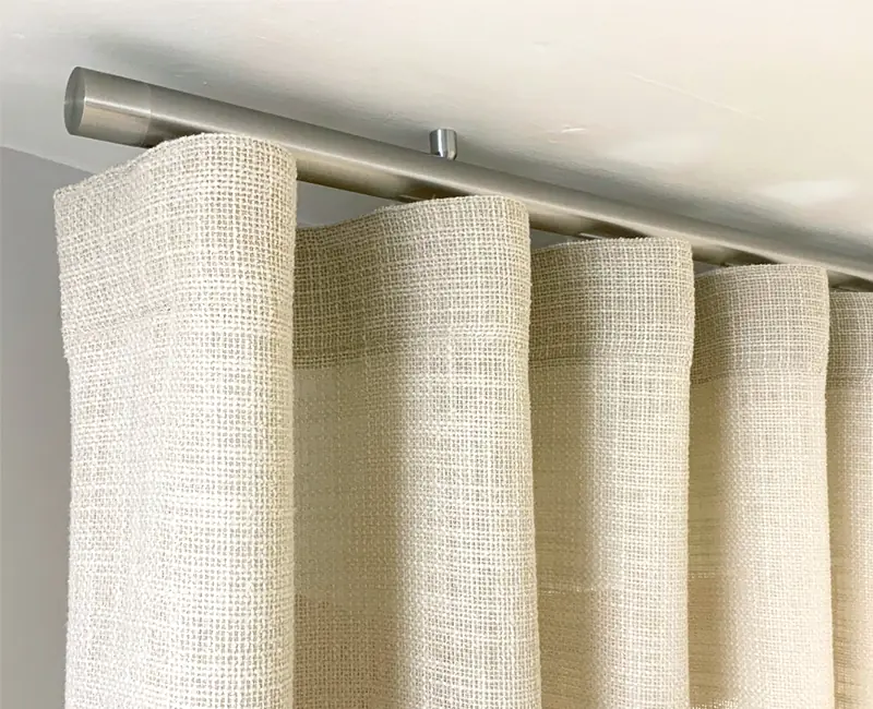 Gordijnkop op een roede. Raamdecoratie van Pepa Pastor.