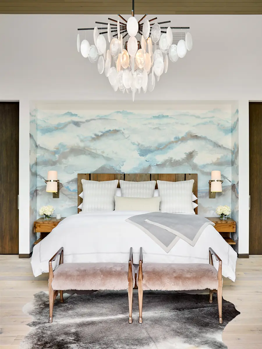 Slaapkamer met geschilderd berglandschap op de wand. Behang van Phillip Jeffries.