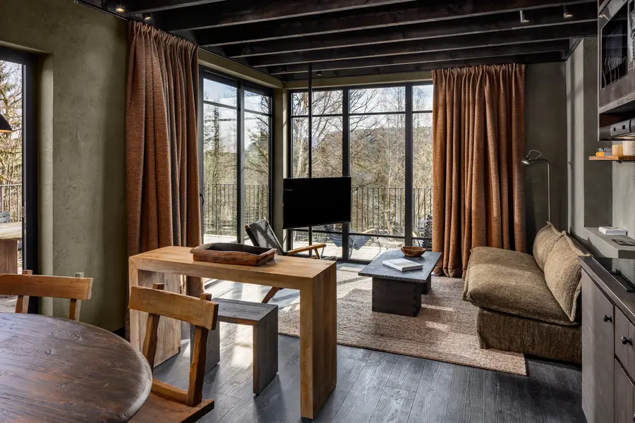 Woonkamer met gordijnen en eettafel. Meubelen van PR Living.