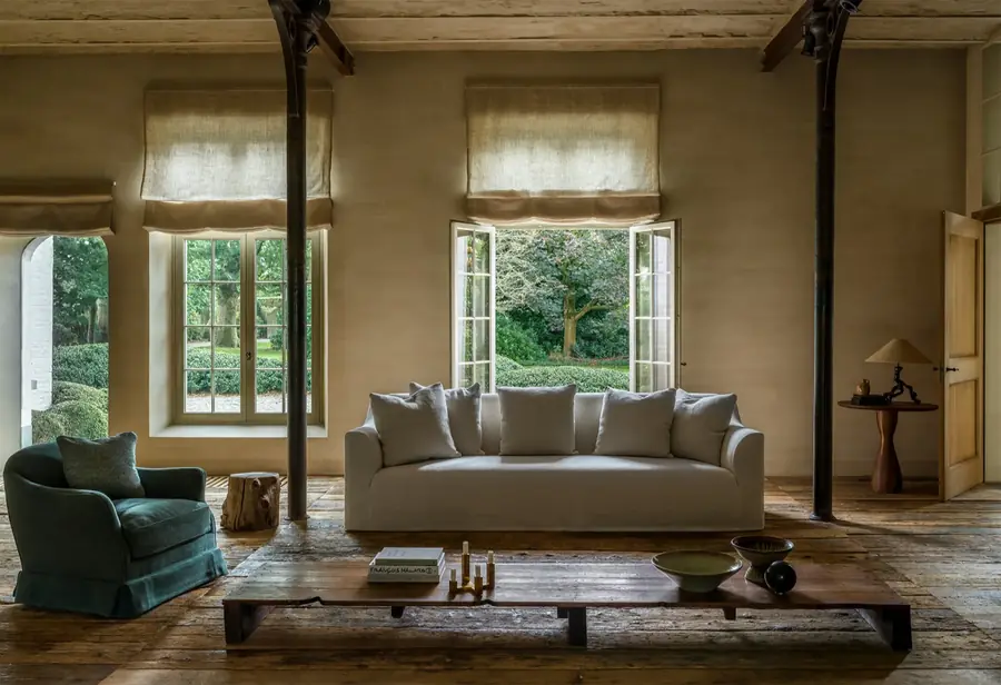 Loft met sofas en vouwgordijnen. Stoffen van Pure and Present.