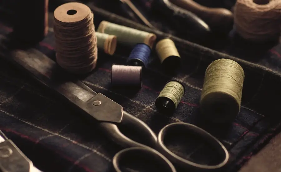 Garenklossen en schaar op tartan. Stoffen van Ralph Lauren.