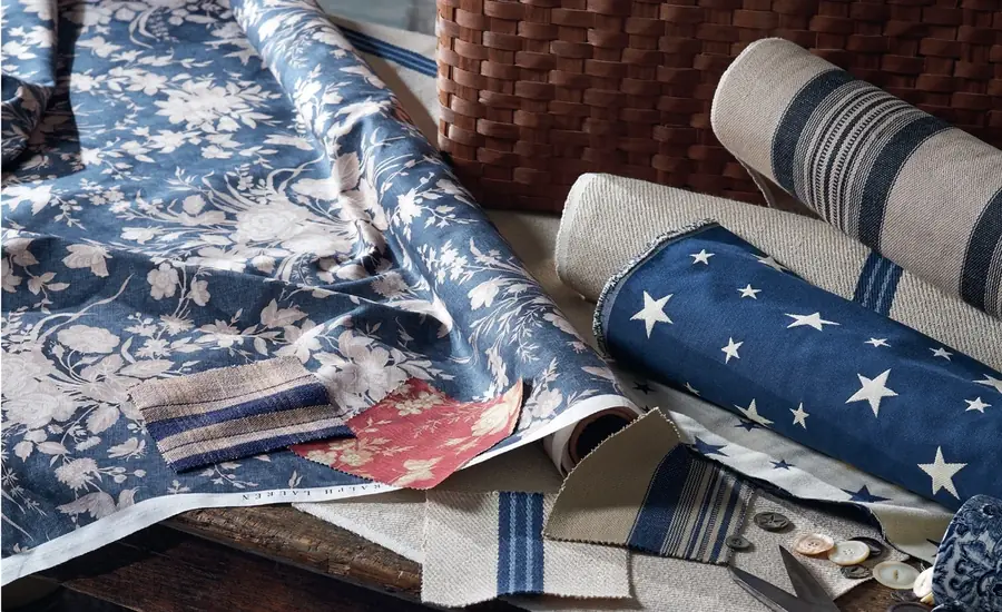 Opgerolde blauwwitte stoffen. Stoffen van Ralph Lauren.