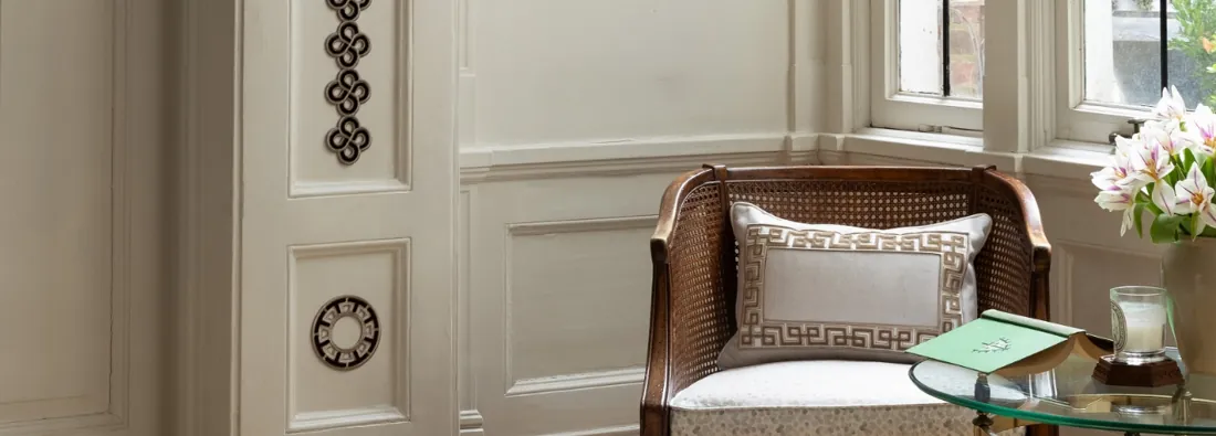 Zitkamer met een kussen met passementerie. Passementerie van Samuel & Sons.