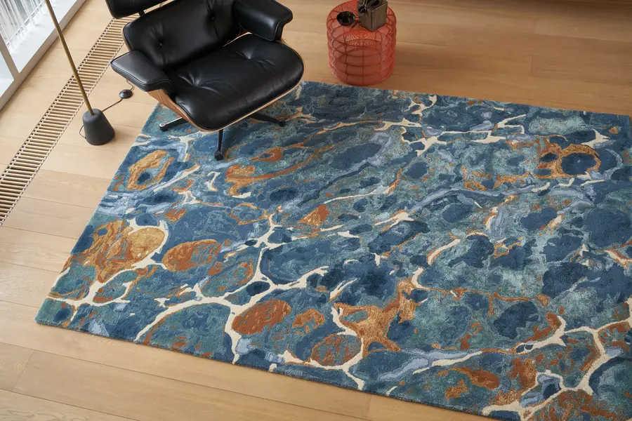 Blauw tapijt met een loungestoel. Tapijt van Serge Lesage.
