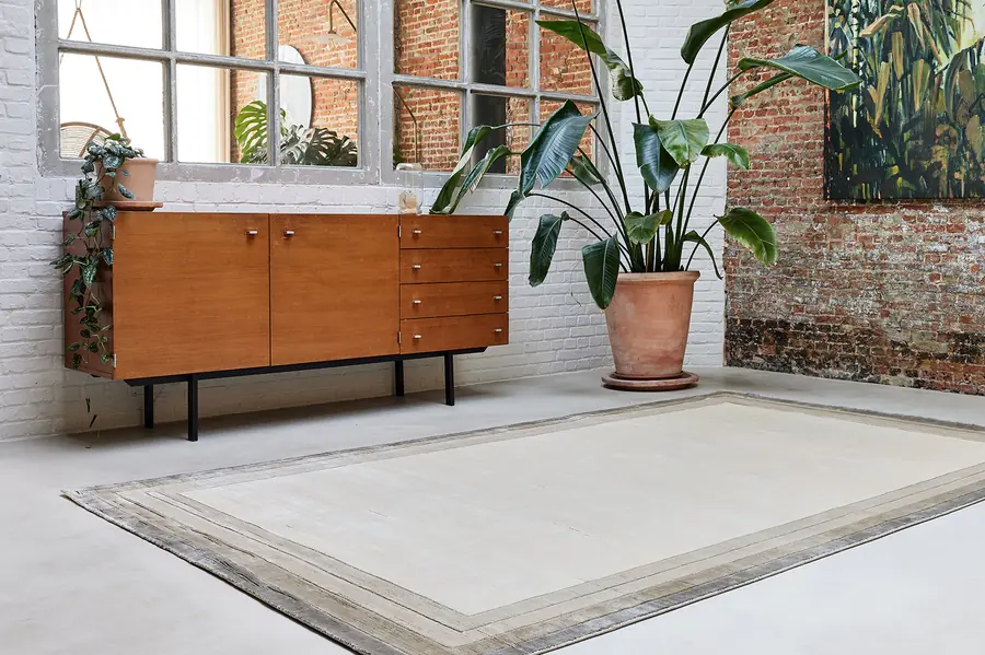 Kamer met dressoir en tapijt. Tapijt van Serge Lesage.