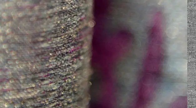 Roze stof met glansdraad van dichtbij. Stoffen van Souveraine.