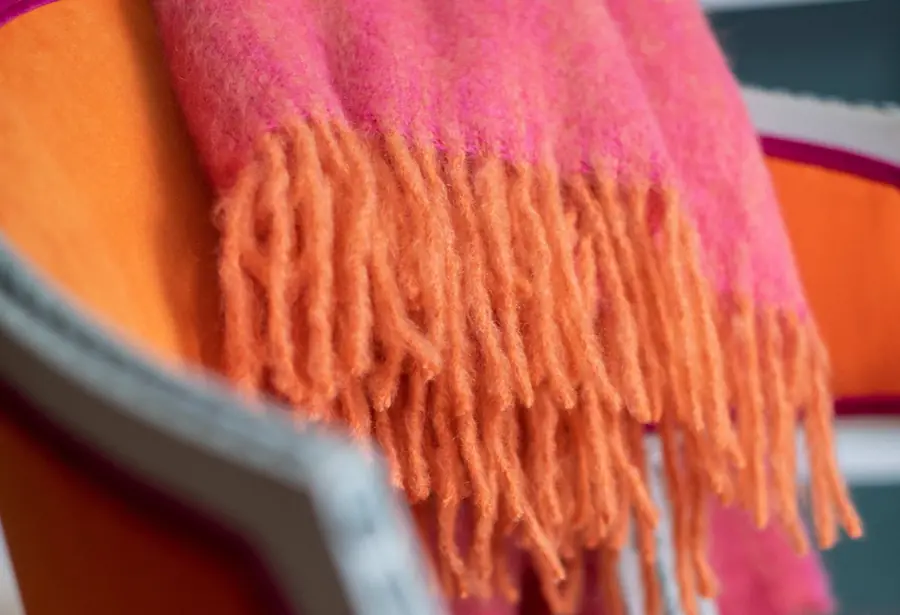 Oranje plaid met franjes. Accessoires van Stackelbergs.