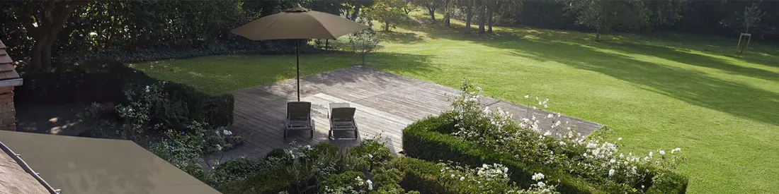 Tuin met parasols. Stoffen van Sunbrella.