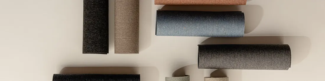 Rollen stof in zwart, grijs, beige, blauw en roest. Stoffen van Sunbrella.