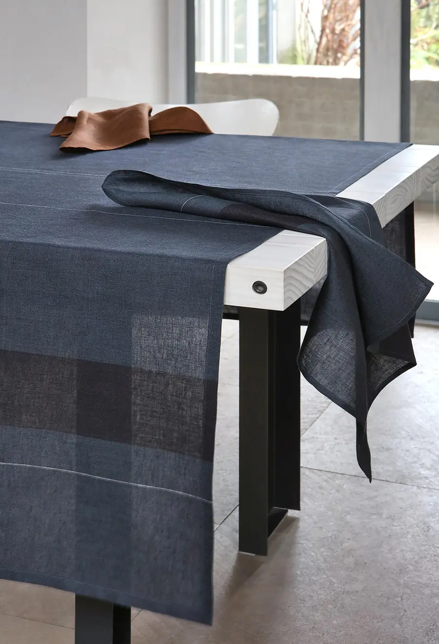 Gevouwen doek op een tafel. Bedtextiel van The Alfred Collection.