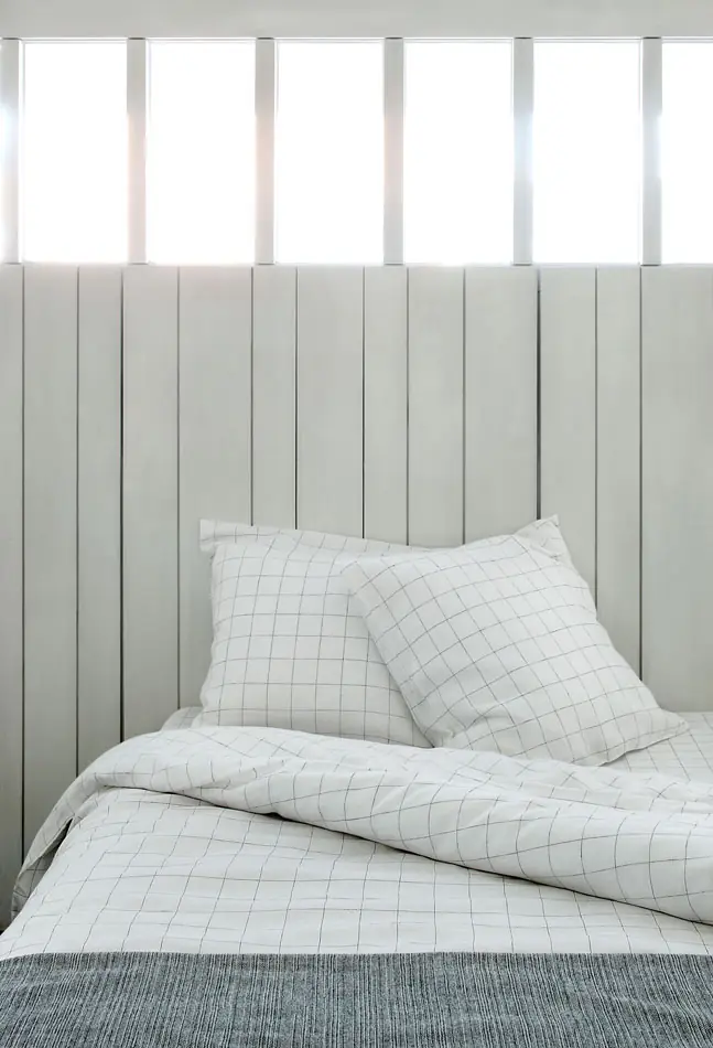 Bed met geruit linnen. Bedtextiel van The Alfred Collection.