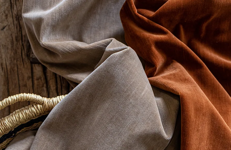 Velours in verschillende kleuren naast elkaar. Stoffen van Threads.