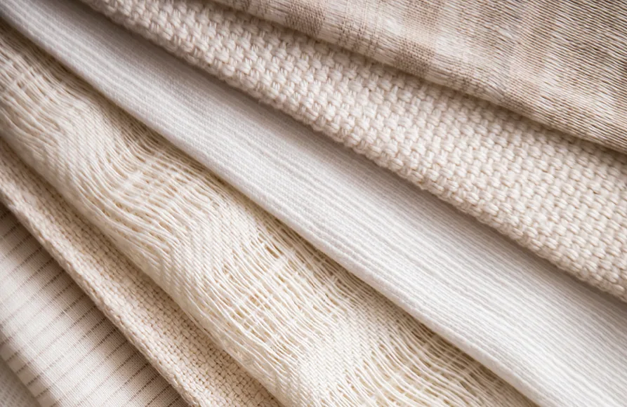 Zithoek met stoffen in natuurtinten. Stoffen van Threads.