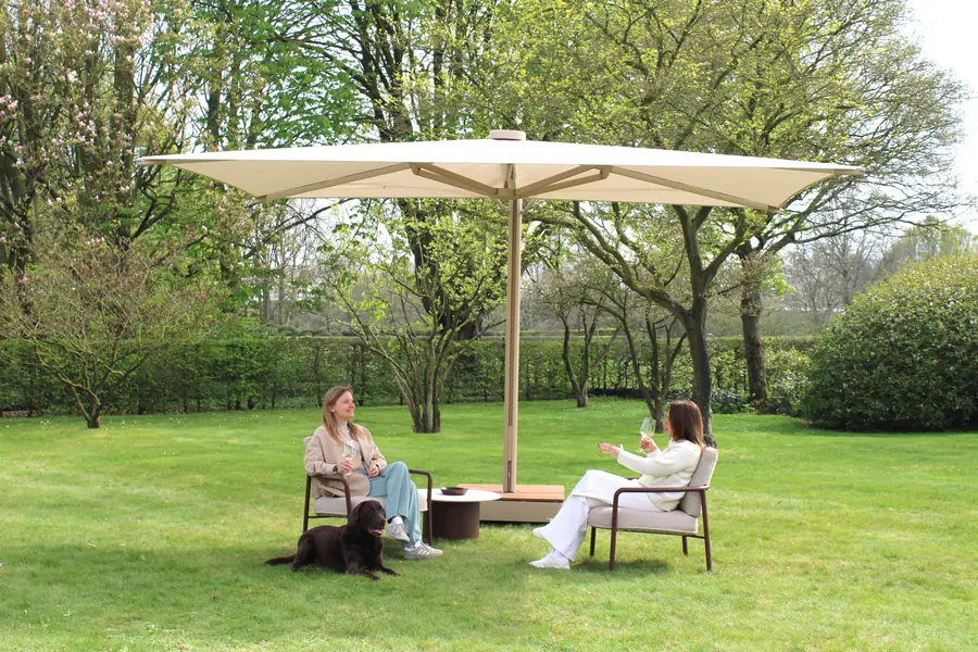 Tuin met parasol en zitplek. Zonwering van Umbrosa.