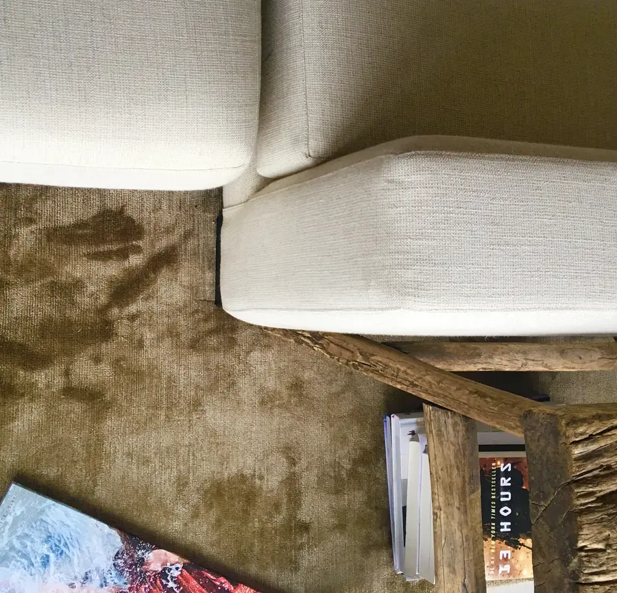 Beklede sofa-armleuning. Tapijt van Van Ghent.
