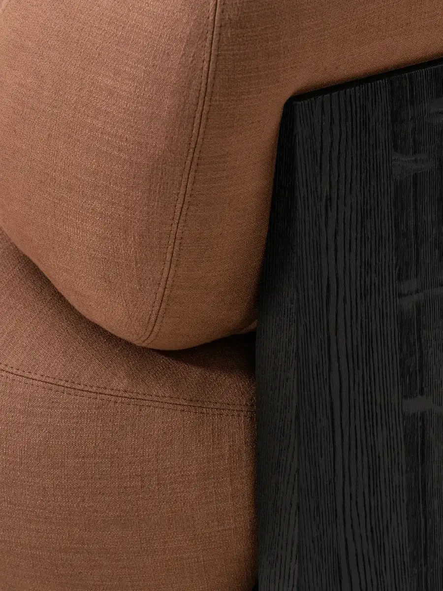 Donkere sofa op massief houten onderstel. Meubelen van Van Rossum.