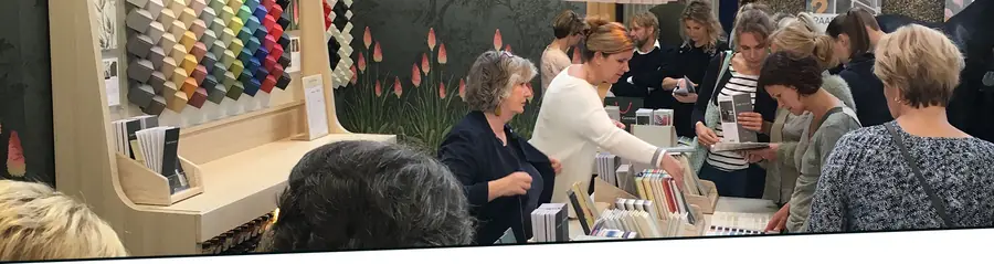 Klanten kiezen kleuren aan tafel. Verf van Van Sand.