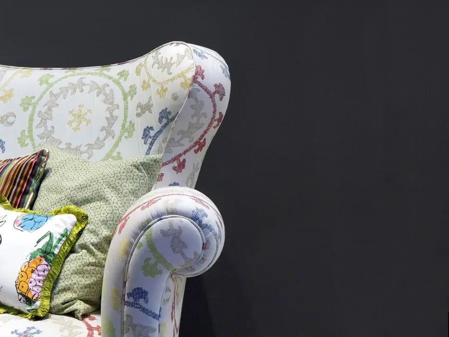 Kleurrijk beklede oorfauteuil. Stoffen van Voghi.