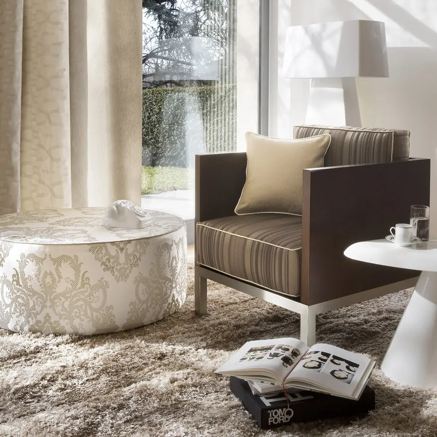 Kamer met gestreepte daybed en tapijt. Stoffen van Voghi.