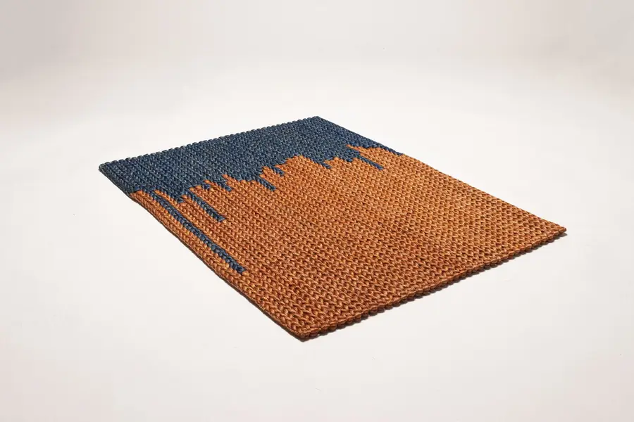 Oranjeblauw tapijt als voorwerp. Tapijt van Weave Manilla.