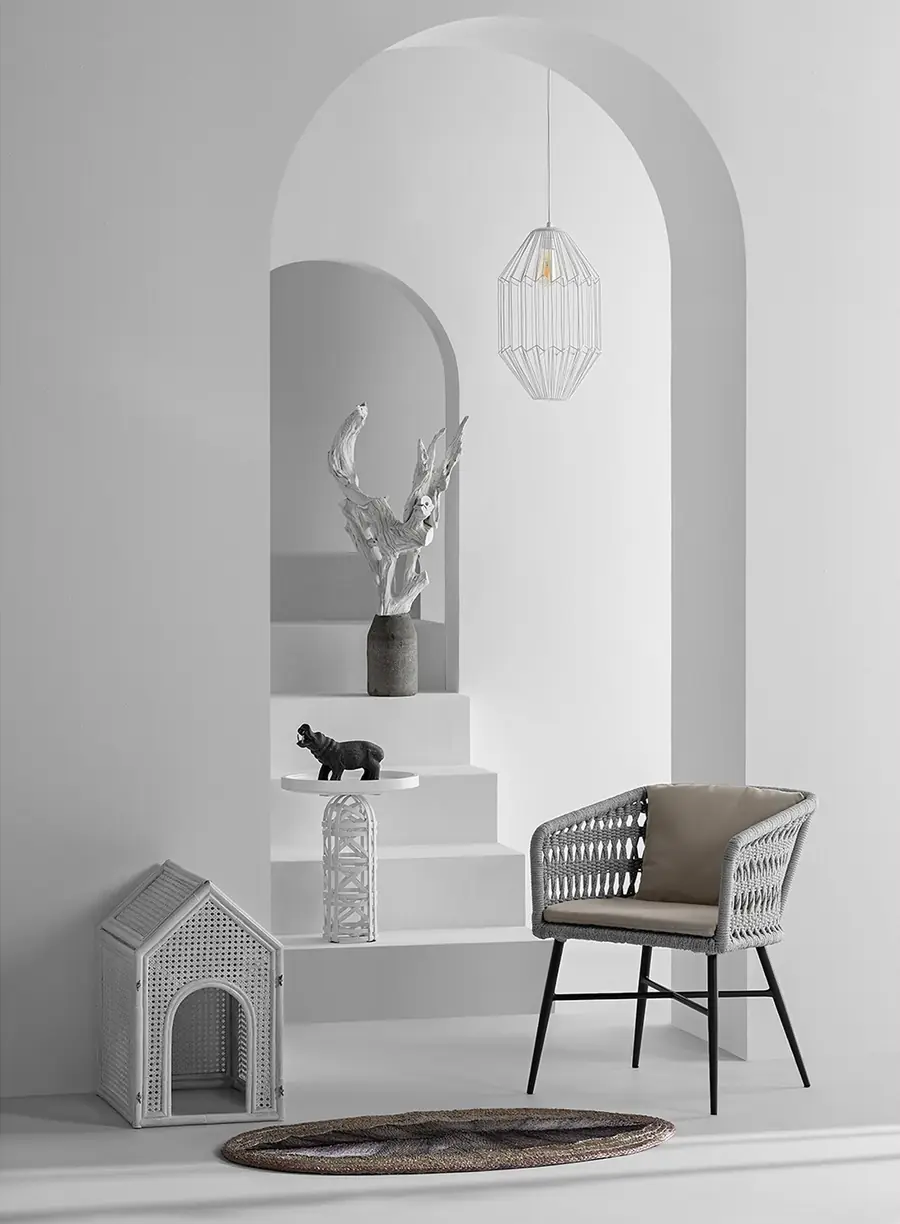 Witte kamer met boog, tapijt en stoel. Tapijt van Weave Manilla.