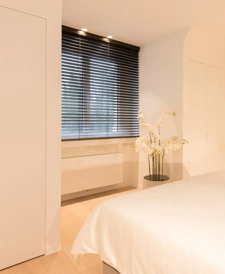 Slaapkamer met jaloezie. Gordijnrails van Westdeco.