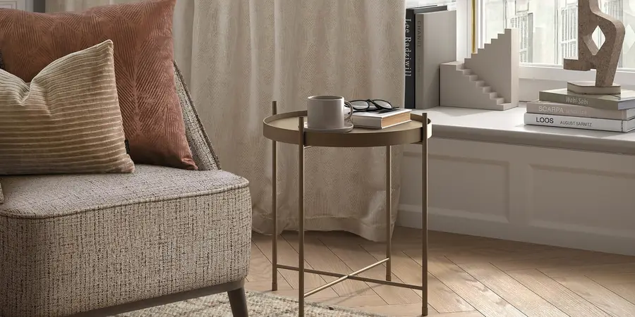 Fauteuil met kussens en bijzettafel. Stoffen van Wind.