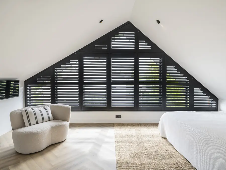 Zolder met shutters. Raamdecoratie van Zonnelux.