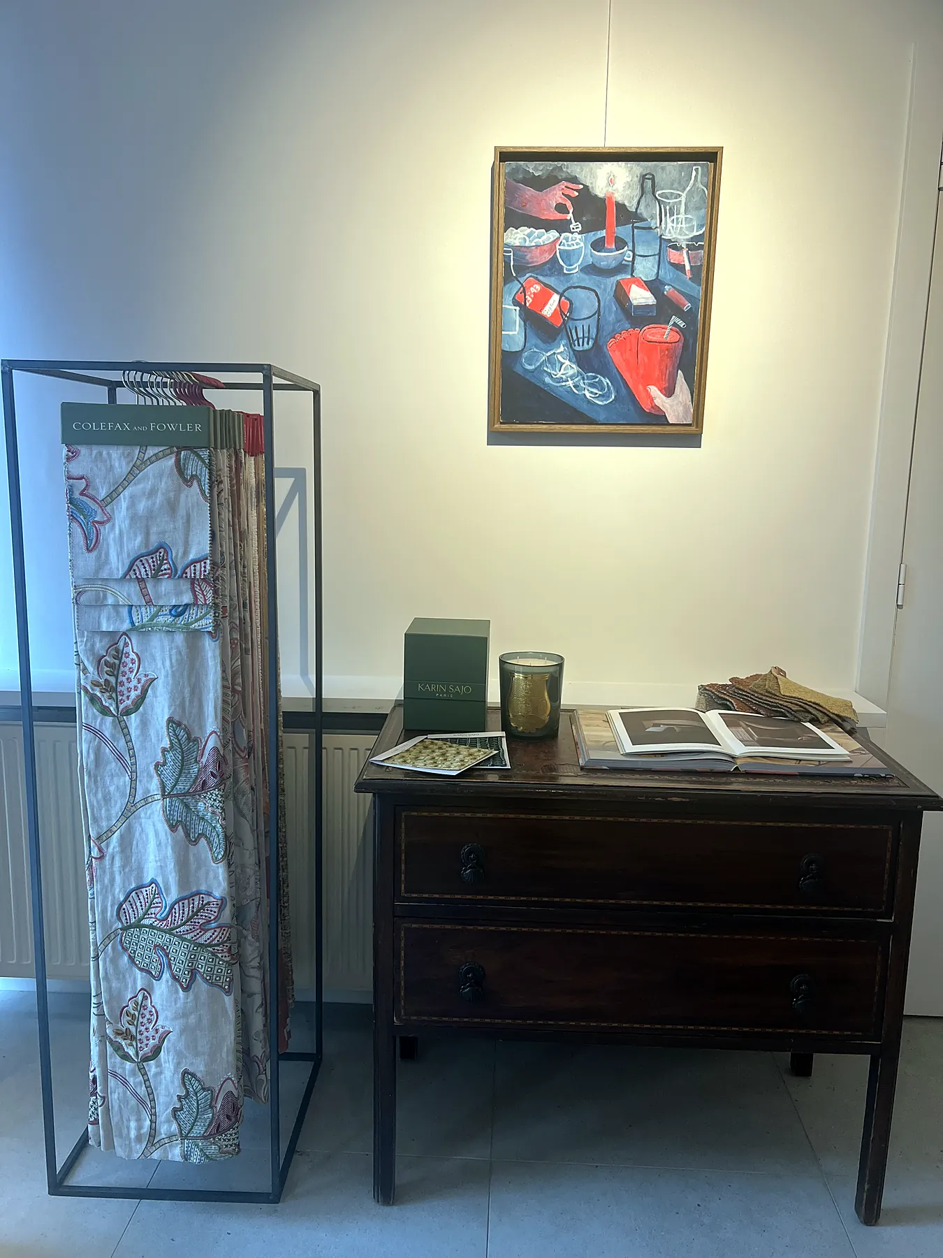 Toonzaal Burigat Decoratie, Merelbeke-Melle: Dressoir met stalen en kunstwerk