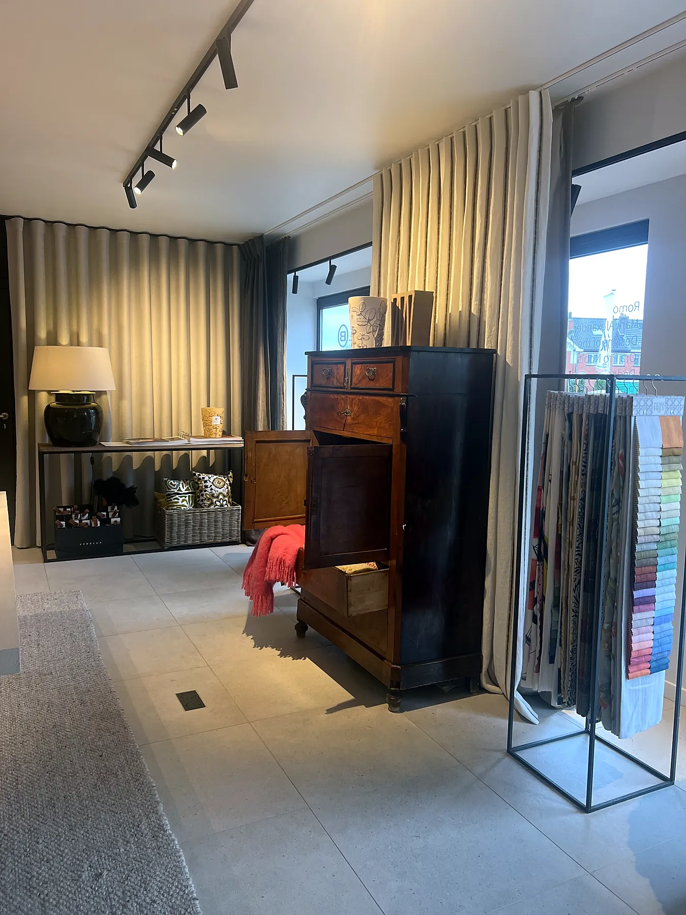 Toonzaal Burigat Decoratie, Merelbeke-Melle: Hoek van de toonzaal met gordijnen, meubel en stalen