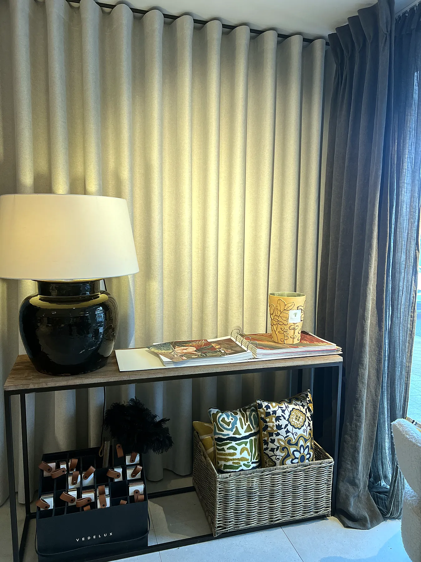 Toonzaal Burigat Decoratie, Merelbeke-Melle: Gordijnen, lamp en accessoires