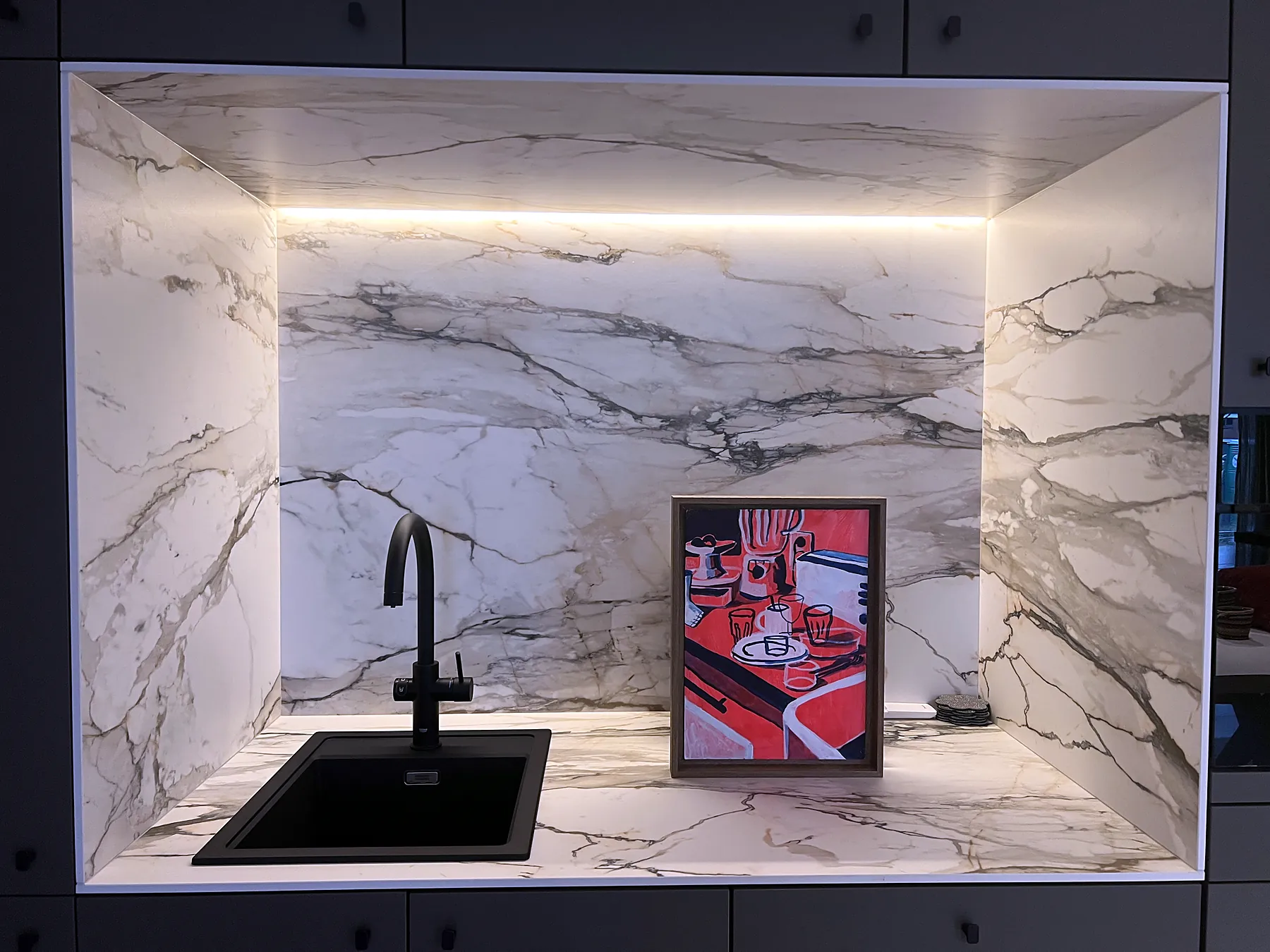 Toonzaal Burigat Decoratie, Merelbeke-Melle: Marmeren nis met kunstwerk