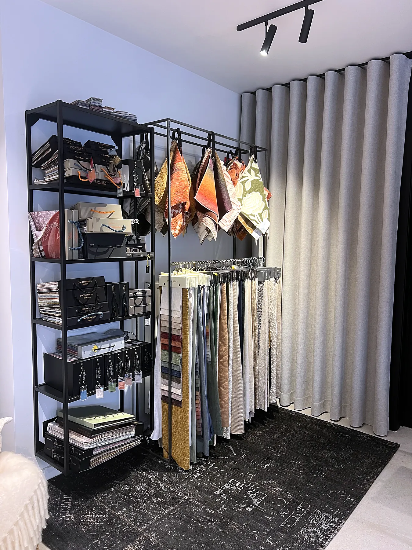 Toonzaal Burigat Decoratie, Merelbeke-Melle: Rek met stoffen en stalenboeken